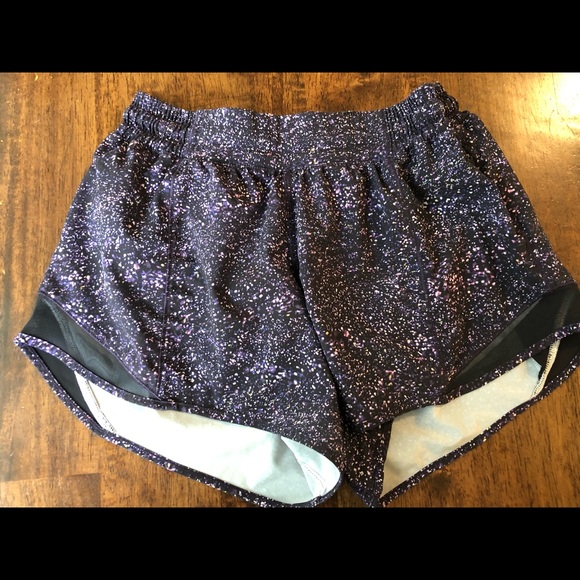 Lululemon size 6 hotty hot shorts - Picture 1 of 3